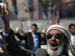 متظاهر يردد هتافات في مسيرة تطالب بمحاكمة علي عبد الله صالح في صنعاء
