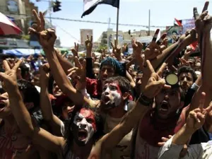 محتجون مناهضون للحكومة اليمنية في مسيرة في صنعاء