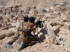 جنديان يمنيان يتمركزان على تلة تطل على بلدة الحوثة الجنوبية التي اكدت السلطات ان القاعدة سيطرت عليها لفترة 

