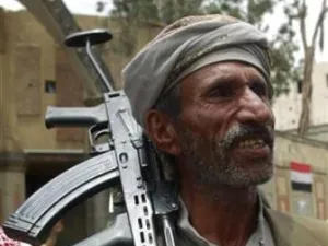 احد افراد القبائل الموالية للزعيم صادق الاحمر يحمل بندقيته لدى وقوفه لحماية منزل الاحمر في صنعاء
