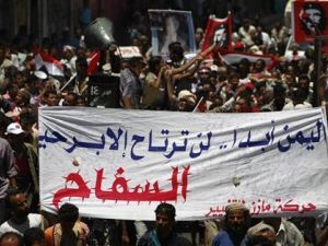 يمنيون مناهضون لصالح أثناء مظاهرة في تعز 