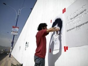 يمنيون يرسمون صور نشطاء اختفوا على جدران شوارع صنعاء 