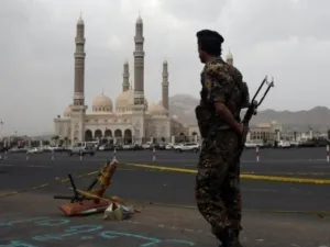جندي يمني يقف حارسا خارج مسجد الصالح خلال مراسم تشييع ضحايا احد التفجيرات
