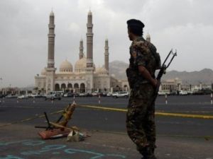 جندي يمني يقف حارسا خارج مسجد الصالح خلال مراسم تشييع ضحايا احد التفجيرات