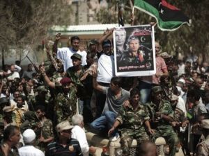 ثوار ليبيون يحملون صورة قائدهم العسكري عبد الفتاح يونس في بنغازي في 29 تموز