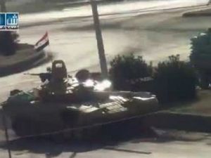 لقطة من فيديو بثه ناشطون على موقع يوتيوب يظهر على ما يبدو دبابة للجيش السوري في حماة 