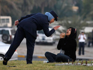 شرطية بحرينية تقف فوق راس الخواجة تتوعدها قبيل الاعتقال