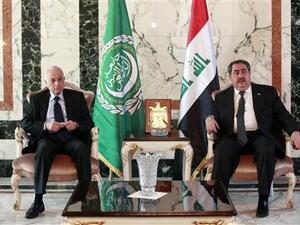 زيباري (الي اليمين) خلال استقباله نبيل العربي الأمين العام للجامعة لدى وصوله إلى مطار بغداد يوم الأحد
