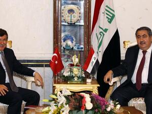 وزير الخارجية العراقي هوشيار زيباري مع نظيره التركي أحمد داوود أوغلو