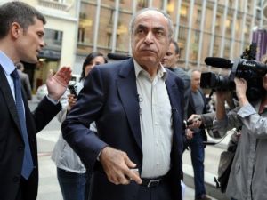 زياد تقي الدين (يمين) مع محاميه لودوفيك لانديفو في باريس
