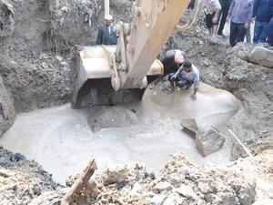 لم يرق لرواد مواقع التواصل استخراج التمثالين الثمينين بتلك الطريقة