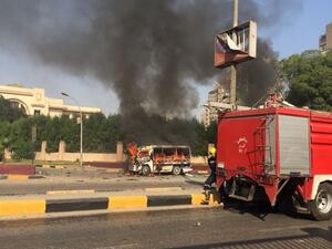نيران السيارة المشتعلة طالت سيارة ميكروباص تصادف مرورها بجوار الملاكي لحظة انفجارها