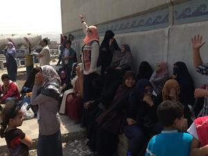 أهالي المعتقلين أمام أحد السجون المصريه 