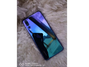 يأتي هاتف هواوي بي 20 برو بلون توايلايت بالاستعانة بطبقات متعددة من الطلاء البصري من خلال تركيب عدة طبقات من مادة NVCM تحت زجاج الحماية.