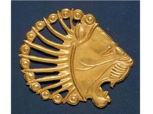 قطعة مُصمّمة من الذهب في صورة رأس أسد ترجع إلى الفترة الأخمينية من القرن السادس إلى الرابع قبل الميلاد، من بين القطع المفهرسة في الموقع التجريبي لمكتبة الشرق الأوسط الرقمية.