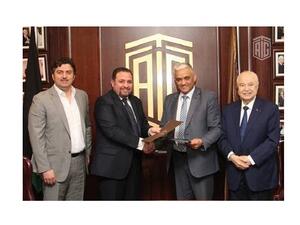 خلال حفل التوقيع.