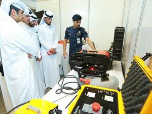 الطلاب المشاركون يتعرفون على الأجهزة والمعدات الخاصة بالإدارة العامة لأمن السواحل والحدود، في القرية المهنية التي ينظمها مركز قطر للتطوير المهني.