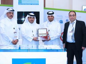 السيد علي عبدالله الخاطروفريق حمد الطبية مع الجائزة التي فازت بها المؤسسة.