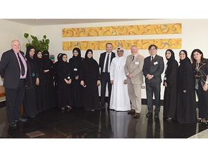 فريق الكلية الملكية لجراحة الاسنان مع د.خليفة الانصاري واطباء الاسنان المشاركين في البرنامج.