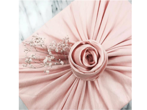 نموذج عن فن تغليف الهدايا بالقماش "فوروشيكي" الذي تُبدع فيه مريم الماجد.