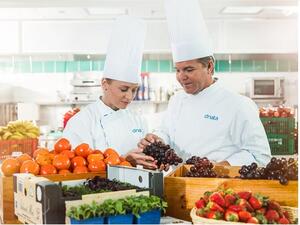 دناتا توسع حضورها في صناعة تموين الرحلات الجوية في أستراليا بشراء عمليات التموين التابعة لشركة كوانتاس.