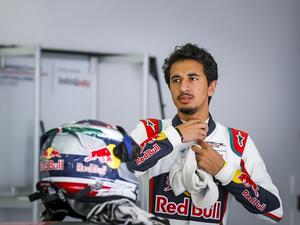 الفيصل الزبير, السائق العماني