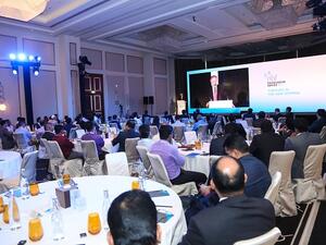 فينس كوك الرئيس التنفيذي في بنك الفجيرة الوطني يفتتح سلسلة المعرفة لعام