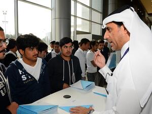 طلاب يتعرفون على البرامج التي توفرها جامعات مؤسسة قطر خلال معرض المدينة التعليمية الأول في الكويت.