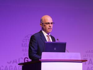 الدكتور حمد الإبراهيم، النائب التنفيذي لرئيس البحوث والتطوير بمؤسسة قطر، يلقي الكلمة الافتتاحية للنسخة الثانية من مؤتمر قطر بيوبنك