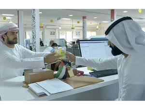 احد المتعاملين يستلم الهدايا المقدمة له من سلطة دبي الملاحية.