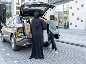 ما رأيك في دعوة والدتك لتمضية اليوم خارجاً، والسماح لفورد بالاهتمام بكما طوال النهار؟