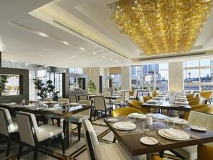 سوف يقدم الفندق بوفيه مميز يضم مجموعة واسعة من الأطباق العربية الفاخرة و المأكولات العالمية اللذيذة بسعر 100 درهم فقط للكبار و50 درهم للأطفال.