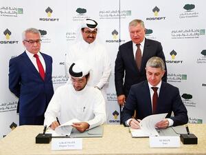 مؤسسة قطر وروسنفت توقعان الاتفاقية في واحة قطر للعلوم والتكنولوجيا.