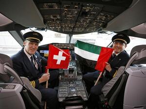 الكابتن جورج دوغلاس، ومانجينو بابلو أوكتافيو غارسيا، مساعد طيار أول، يقودان الرحلة الأولى لطائرة بوينغ 787 دريملاينر من أبوظبي إلى جنيف.