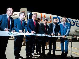 ترأس وفد الناقلة في الرحلة الافتتاحية جيهون ايفندي نائب الرئيس للعمليات التجارية لمنطقة الشرق الاوسط واوروبا والدول المستقلة والامارات.