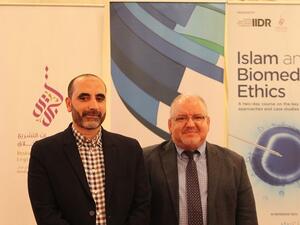 الدكتور محمد غالي، أستاذ الدراسات الإسلامية وأخلاق الطب الحيوي بمركز دراسات التشريع الإسلامي والأخلاق  والدكتور توفيق بن عمران، رئيس علم الوراثة السريرية والتمثيل الغذائي بمؤسسة حمد الطبية