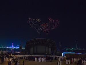 شهد مهرجان أم الإمارات عرضاً لسرب يتكون من 500 طائرة بدون طيار "درون" بالأضواء في سماء العاصمة.