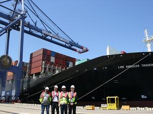 كان في استقبال الباخرة عدد من إداريي شركة ميناء حاويات العقبة وإلى جانبهم وائل باقوني، ممثلاً عن الوكيل المحلي لخط ملاحة Wan Hai، وآدم تسان ممثلاً عن خط الملاحة. 