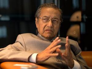 مهاتير محمد يقاضي رئيس وزراء ماليزيا في اتهامات فساد
