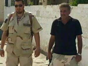 محمد ابو زيد (يسار) خلال المعارك في درعا 