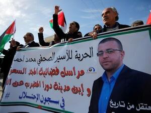 القضاء الاسرائيلي يعلق اعتقال الصحافي الفلسطيني محمد القيق المضرب عن الطعام
