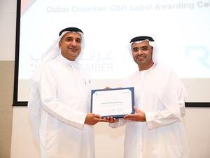 قام بتسليم الجائزة سعادة ماجد سيف الغرير، رئيس مجلس إدارة غرفة دبي، إلى السيد عبدالله إسحاق، رئيس إدارة التأجير وخدمة العملاء.