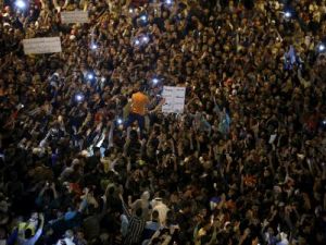 الالاف يحتجون على أسعار المرافق في مدينة طنجة المغربية
