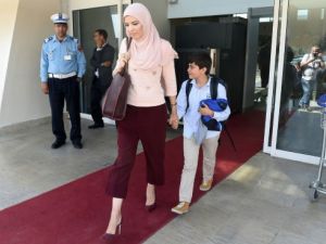 الصحافية بثينة عزابي ومعها الطفل حيدر لدى وصولهما الى مطار الملك محمد الخامس
