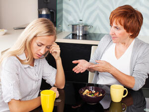 إنّ العلاقة بين الحماة والكنّة من أكثر العلاقات الشائكة في العائلة