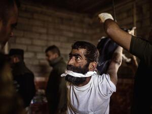 أظهرت الصور محتجزين يتدلون من السقف وأياديهم مقيدة وراء ظهورهم 