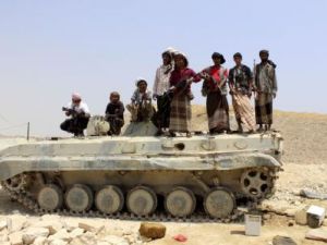 رجال قبائل يقفون على متن مركبة مدرعة في مدينة الشحر
