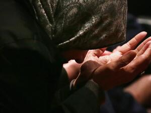 A Muslim woman prays during a Friday prayer service.  (AFP/Alex Wong)