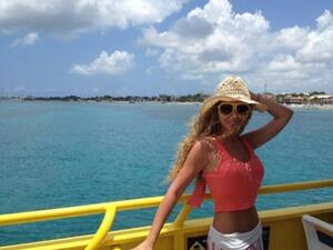 Myriam Fares on one of her many vacations! (Shakwmakw.com)