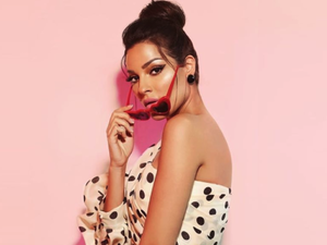 تميز فستان نادين نجيم أنه مفتوح الظهر